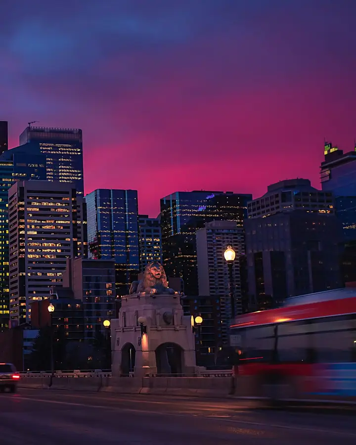 Skyline de Calgary com as Rocky Mountains ao fundo
