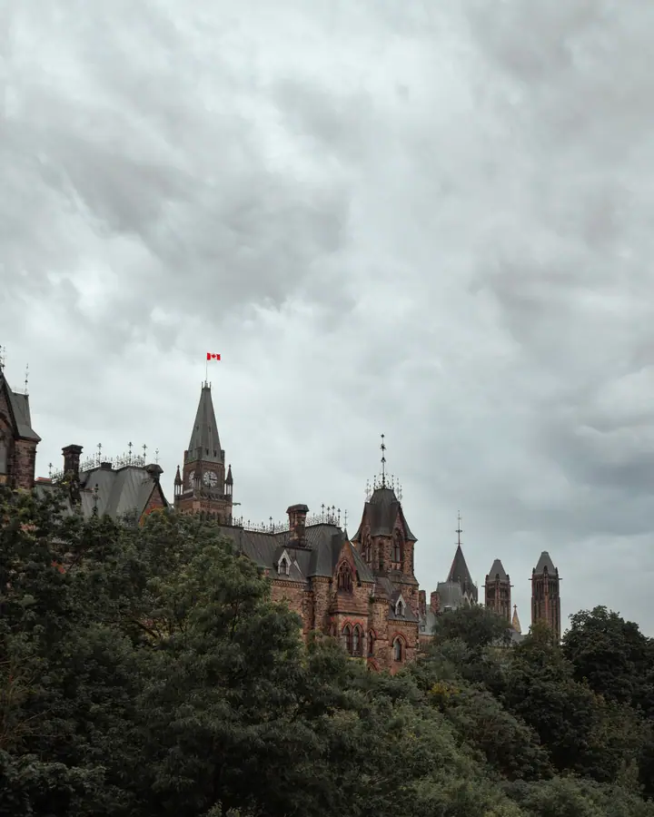 Parlamento do Canadá visto do outro lado do Rio Ottawa