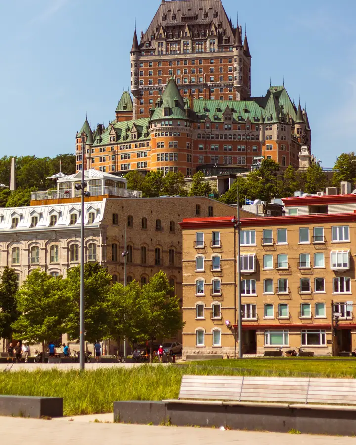 Vista do Château Frontenac e a cidade velha de Québec ao pôr do sol