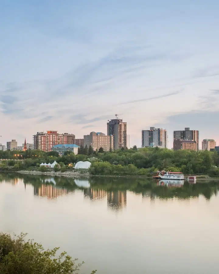 Vista do rio South Saskatchewan no centro de Saskatoon