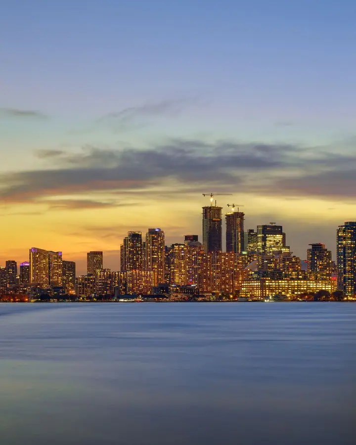 Skyline de Toronto com a CN Tower ao entardecer