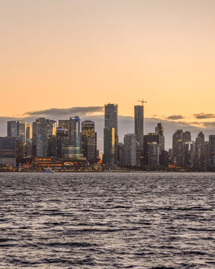 Vista do downtown de Vancouver com as montanhas North Shore ao fundo